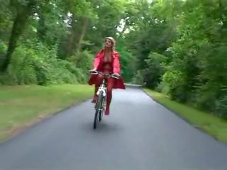 Pantyless op een fiets