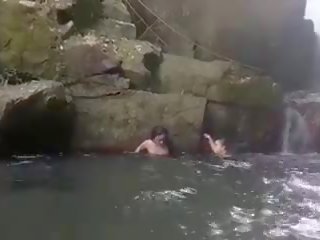 Attraktiv mädchen mit bad draußen, kostenlos x nenn film 6d