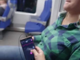 Remote kontrole mans orgasms uz the vilciens / publisks sieviete orgasms