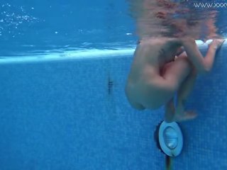 Gaasriie tatum mastubates tema enticing märg tussu poolt a bassein