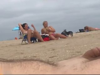 Izgatott hogy lehet látott által nők nál nél a pillanat a ejaculation/nudist tengerpart
