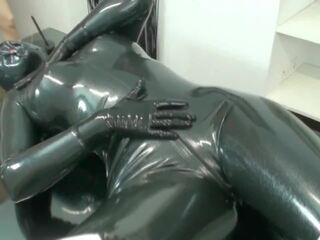 Encased di hitam bahan karet pakaian kucing dengan karet topeng dan breathplay onani