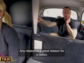 Vrouw namaak taxi getatoeëerd chap leads sexy blondine seksueel aroused