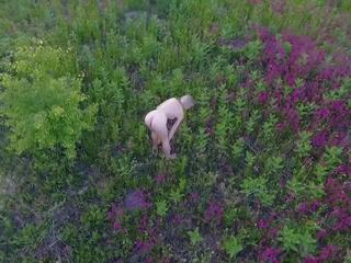 19yo braided ninfa nova consigue completamente desnudo al aire libre!