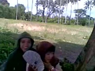 Siswi berjilbab asik ciuman ดิ taman.flv