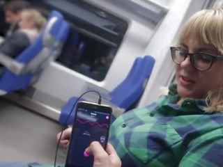 Remote kontroll tim orgazëm në the treni / publike femër orgazëm