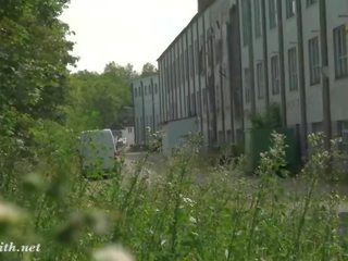 Ο lair. jeny smith μετάβαση γυμνός σε ένα abandoned factory!