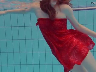 זנותי mermaid swims ב ה בריכה רטוב ו - lascivious libuse