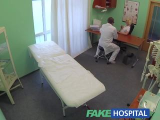 Fakehospital vui tươi bịnh nhân là prepped qua y tá bây giờ được các đầy đủ bác sĩ chú ý