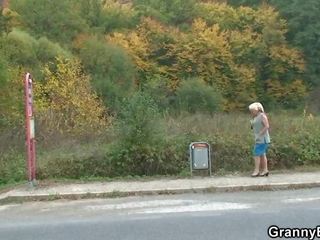 Starý babičky je vyzvednout nahoru a kočička v prdeli