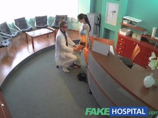 Fakehospital sedusive bịnh nhân khuynh hướng hơn các receptionists bàn và fucked lược từ phía sau