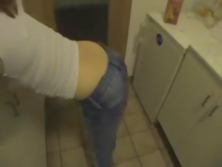 Mājas veikts sekss video features captivating brunete iegūšana fucked uz virtuve